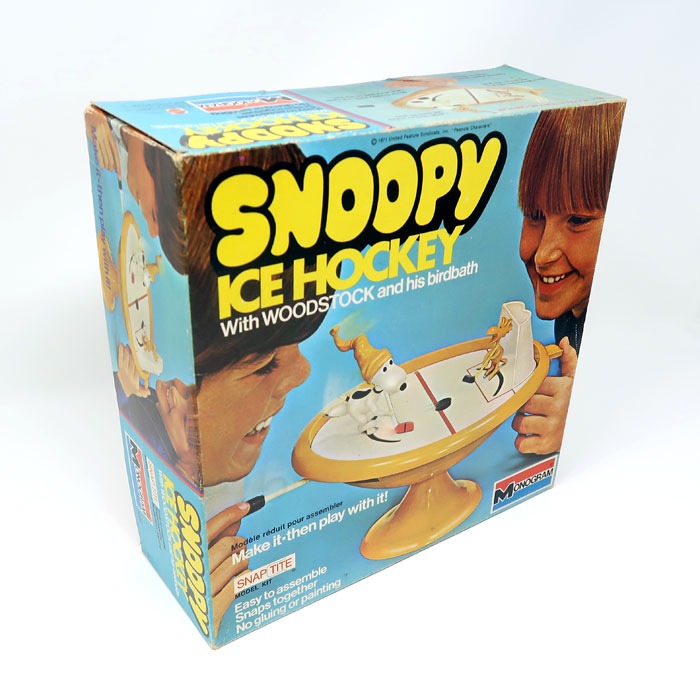 ATLANTIS TOY & HOBBY INC Snoopy Ice Hockey Game with Woodstock Snap Kit 